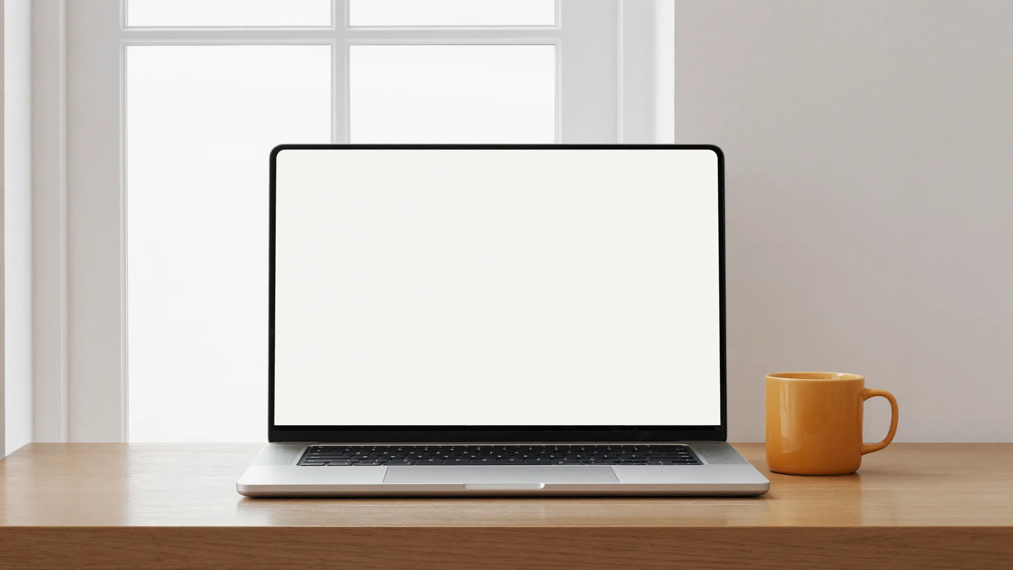 Lys, minimalistisk arbeidsflate med moderne laptop ved et vindu